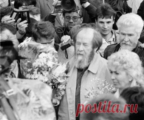 27 мая 1994 года после долгих лет изгнания вернулся на Родину писатель и лауреат Нобелевской премии по литературе Александр Солженицын / Историческая справка