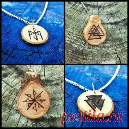 О ГАДАНИИ НА РУНАХ
В десятой главе написанной в 98
году н. э. «Германии» Тацита
написано:
«Нет никого, кто был бы проникнут
такою же верою в приметы и
гадания с помощью жребия, как
они. Вынимают же они жребий
безо всяких затей. Срубленную с
плодового дерева ветку они на­
резают плашками и, нанеся на них
особые знаки, высыпают затем,
как придется, на белоснежную
ткань. После этого, если гадание
производится в общественных
целях, жрец племени*, если
частным образом — глава семьи,
вознеся молитвы б