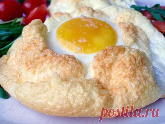 ОБЛАЧНАЯ ЯИЧНИЦА 
Очень, очень простой и удивительно вкусный рецепт французского завтрака. В сети я встречала его под названием 
