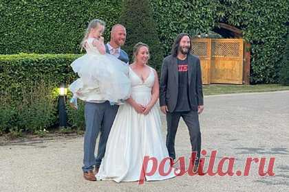 Киану Ривз «сорвал» чужую свадьбу. Канадский актер Киану Ривз «сорвал» свадьбу британской пары Джеймса и Никки Роуднайт, неожиданно появившись на торжестве с поздравлениями. Празднование мероприятия проходило в городе Нортгемптоншире. Англия. На свадьбу Киану пригласил жених, встретивший актера в баре отеля.