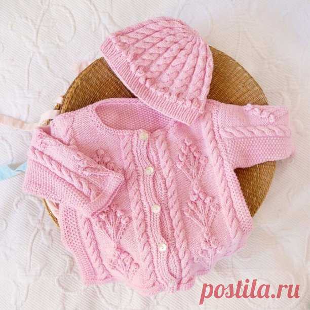 Розовый комплект для девочки

Узоры из «кос» и «шишечек» в фольклорном стиле придадут жакетику неповторимое очарование. А шапочка с косами дополнит образ.

Размеры
Жакетик: 50/56 (62/68-74/80);
шапочка: обхват головы 32—34 (35—37 - 38—42) см

ВАМ ПОТРЕБУЕТСЯ
Пряжа (100% натуральной шерсти; 160 м/50 г): жакетик и шапочка — 200 (250-250) г розовой; спицы №3 и 3,5; круговые спицы №3 длиной 40 см; 1 комплект чулочных спиц №3 и 4; 5 пуговиц диаметром 12 мм.

УЗОРЫ И СХЕМЫ

РЕЗИ...