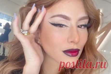 Макияж блогерши оскорбил девушек с веснушками на лице. Женщина сделала яркий макияж и показала результат на видео. В начале ролика она показала свое лицо без косметики. На кадрах видно, что оно полностью покрыто веснушками. После этого Мария начала поэтапно наносить косметику, начиная с покрытия кожи сывороткой и тональным кремом, и заканчивая консилером и румянами.