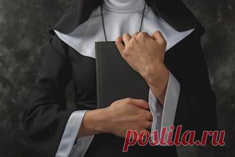 Влюбившуюся в священника монахиню заподозрили в сексе с ним. 43-летняя настоятельница Кармелитского монастыря Святой Троицы в Арлингтоне Тереза Агнес Герлах стала фигуранткой внутреннего церковного расследования после того, как в разговорах с главным викарием Форта Уорт несколько раз упомянула, что она нарушила обет целомудрия. После отстранения женщина подала в суд на епархию.