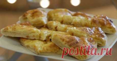 Хотите секрет Хачапури без замешивания теста? Ловите! - Готовим вкусно! Ингредиенты: по 200г тертого твердого сыра и сметаны, 100г зелени укропа, 2 яйца, по 2 ст.л. пшеничной муки и растительного масла. Приготовление: Все ингредиенты перемешать до однородной массы, не взбивая. На сковороде разогреть растительное масло, ложкой выложить смесь, разровнять, накрыть крышкой и жарить около 5-7 мин, затем аккуратно перевернуть и поджарить вторую сторону без крышки еще 5-7 мин до ...