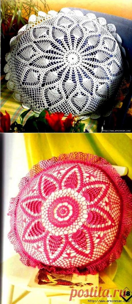 Две ажурные подушки.