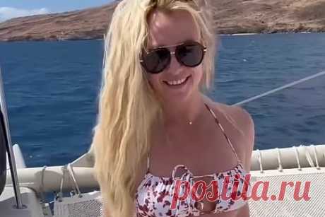 Бритни Спирс попозировала в бикини на яхте. Американская певица Бритни Спирс поделилась откровенными кадрами с отдыха на яхте. 41-летняя исполнительница опубликовала фото, на которых она попозировала перед камерой в белом бикини и солнцезащитных очках. При этом видно, что купальник оформлен завязками и красным принтом.