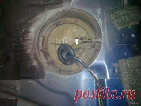 Лючок для доступа к бензонасосу из салона. (Р) (с. 24) / Ford Focus 1 — FFClub