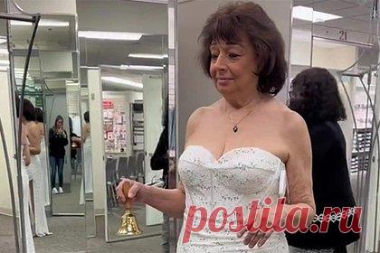 80-летняя невеста показала откровенный свадебный наряд. Невеста Джанет Мерриман решила выйти замуж в 80 лет и показала откровенный наряд, выбранный на свадьбу. На размещенных кадрах женщина примерила кружевное обтягивающее платье без бретелей, частично оголяющее ее грудь и спину. Кроме того, на упомянутом предмете гардероба присутствовал глубокий вырез до бедра.
