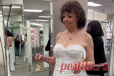 80-летняя невеста показала откровенный свадебный наряд. Невеста Джанет Мерриман решила выйти замуж в 80 лет и показала откровенный наряд, выбранный на свадьбу. На размещенных кадрах женщина примерила кружевное обтягивающее платье без бретелей, частично оголяющее ее грудь и спину. Кроме того, на упомянутом предмете гардероба присутствовал глубокий вырез до бедра.