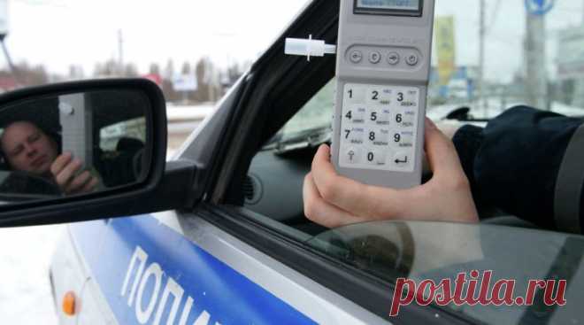 Обязаны ли вы дышать в алкотестер инспектора? 

Вас останавливает инспектор ДПС и просит 