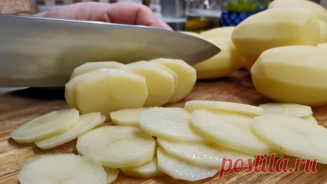 Старый советский рецепт, а все про него забыли. Съедается до последнего кусочка не глядя (картошка с колбасой) | Розовый баклажан | Дзен