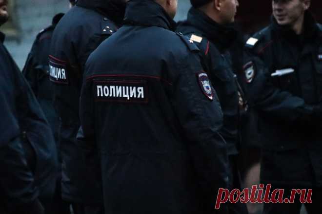 В Сибири второклассника избили до потери сознания на крыльце школы. Полиция выясняет детали произошедшего.