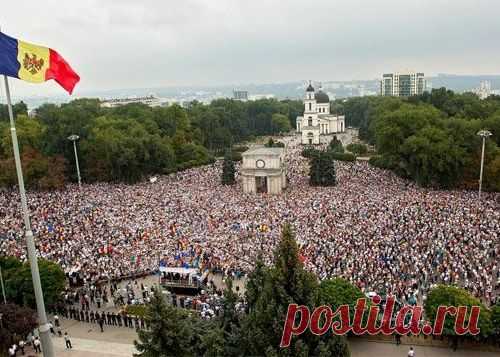 ...И смуглянка-молдаванка на "майдан" стоять пошла