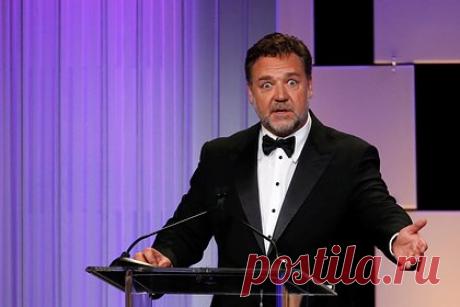 Рассел Кроу рассказал о сиквеле фильма «Гладиатор». Актер Рассел Кроу рассказал о сиквеле фильма «Гладиатор». Он сообщил, что обсудил будущий проект с Ридли Скоттом. «Так что я примерно представляю, как он формирует новую историю. Если вы помните, был там паренек, который тоже хотел стать гладиатором. Итак, этот ребенок вырос, и теперь он император», — сказал он.