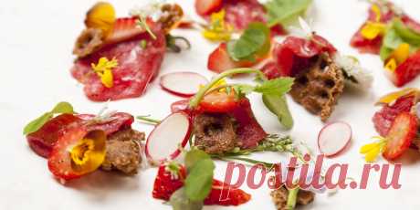Карпачо от говеждо месо с кисели ягоди, диви пикантни листа и RyvitaBeef & Strawberries Recipe - Great British Chefs Beef and strawberries may seem an odd combination, but Alyn Williams isn't afraid to take risks and demonstrates that the combination works in this stunning carpaccio recipe