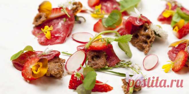 Карпачо от говеждо месо с кисели ягоди, диви пикантни листа и RyvitaBeef & Strawberries Recipe - Great British Chefs Beef and strawberries may seem an odd combination, but Alyn Williams isn't afraid to take risks and demonstrates that the combination works in this stunning carpaccio recipe