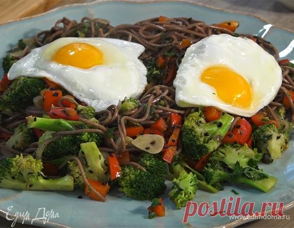 Лапша соба с чили, брокколи и жареным яйцом. Ингредиенты: гречневая лапша соба, лук-шалот, чеснок Сегодня вас ждет сытный завтрак в японском стиле. Регулируйте остроту блюда количеством перца чили. Кунжут можете использовать как черный, так и белый.