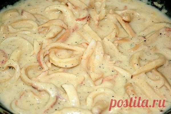 Нежный кальмар в сметанном соусе.
Нереально вкусно и всего 86 ккал.

Ингредиенты:

2-4 тушки кальмара
2 ст.л. сметаны
1 ст.л. муки
1-2 ст.л. сливочного масла.
Соль и черный перец
Немного кипятка в чайнике.. )

Приготовление:

Кальмаров разморозить, очистить от внутренностей. Положить в кипящую подсоленную воду буквально минуты на 2-3, - до тех пор, пока они не побелеют и шкурка не свернется! Вытащить из воды, дать немного остыть. Счистить ножом оставшуюся свернувшуюся шкур...