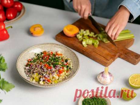 Салат «Обжорка» с куриной грудкой, солеными огурцами и морковью – пошаговый рецепт приготовления с фото