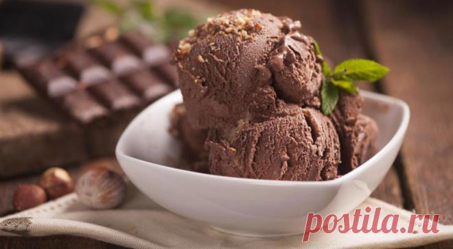 Мороженое без молока и сахара - ПУТЕШЕСТВУЙ ПО САЙТУ. ИНГРЕДИЕНТЫ 200 мл рисового молока (соевого, орехового) 400 мл кокосового молока 80 г какао-порошка без сахара 200 г натурально завяленных фиников (не в сиропе) 2 ч. л. кукурузного крахмала щепотка морской соли ПОШАГОВЫЙ РЕЦЕПТ ПРИГОТОВЛЕНИЯ Шаг 1 Выньте из фиников косточки, разрезая мякоть. Положите мякоть в кастрюлю, залейте кокосовым молоком, добавьте соль …