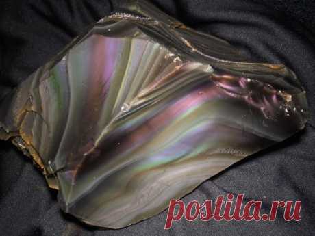 Радужный обсидиан.
Минерал необычайной красоты, обладающий невероятными оттенками и узорами. В соответствии с легендой свое название камень получил, благодаря Обсидию, который привез его в Рим.
#Фирдаус_Батдалова
#имитациякамней #декупаж #шкатулки_из_камней