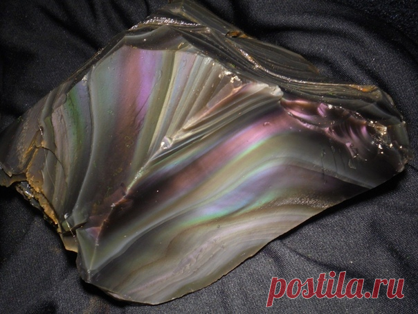 Радужный обсидиан.
Минерал необычайной красоты, обладающий невероятными оттенками и узорами. В соответствии с легендой свое название камень получил, благодаря Обсидию, который привез его в Рим.
#Фирдаус_Батдалова 
#имитациякамней #декупаж #шкатулки_из_камней