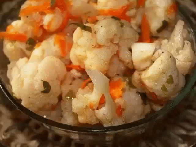 Вкусная маринованная цветная капуста 
Продукты: 
1 кг. соцветий цветной капусты 
1-2 моркови 
2-3 зубчика чеснока 
1 пачка готовой приправы "для моркови по-корейски" 
Для маринада: 
1 литр воды 
1 стакан сахара 
2 ст. ложки соли 
0,5 стакана 9% столового уксуса 
0,5 стакана 6% яблочного уксуса 
1/4 ст. растительного масла
Способ приготовления: 
1. Капусту разобрать на соцветия и выдержать в течении 1 часа в подсоленной воде. Откинуть на дуршлаг и уложить в посуду для марин...