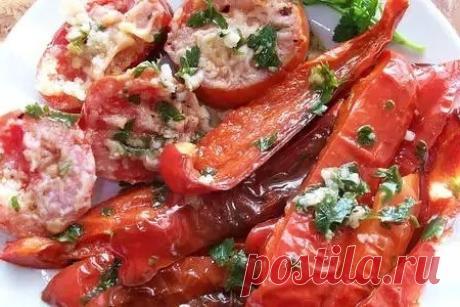 Помидорки жаренные маринованные🔻 Ингредиенты:8 помидор непереспелых4 болгарских перца2 кабачка1 лимон6 зуб. чеснока1 пучок петрушки2 веточки майорана2 ст.л. оливкового масла2 ч.л. соли1 ч.л. сахаракрасный перец2 ст.л. свежеотжатого апельсинового сока🔻 Как приготовить:Перец целым или полосками обжарить на растительном масле до коричневой корочки. Помидоры и кабачок порезать крупными кольца...