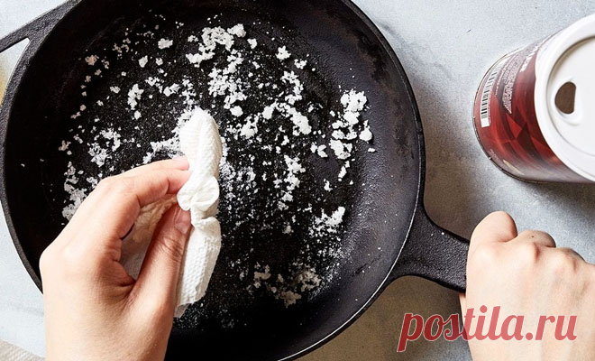 Смешиваем соль с маслом и сводим слой грязи со сковороды. Чистим кухню до блеска подручными средствами
