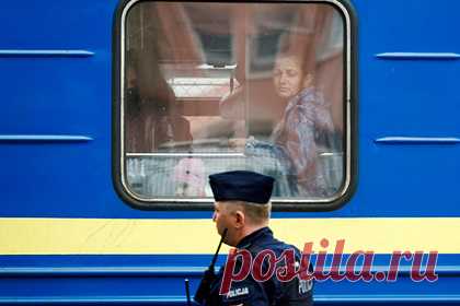 Украинцы пожаловались на ужасные условия содержания беженцев. Украинских беженцев выгоняют из центров содержания в течение трех дней. «Неудивительно, что все хотят в Европу. Вот под Днепром есть центр для беженцев, но переселенцам разрешается там находиться всего три дня». Обозреватель также призвал украинских чиновников объяснить, куда уходит западная финансовая помощь.