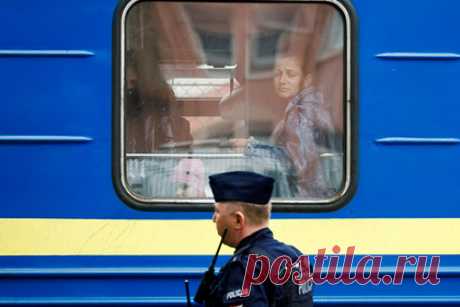 Украинцы пожаловались на ужасные условия содержания беженцев. Украинских беженцев выгоняют из центров содержания в течение трех дней. «Неудивительно, что все хотят в Европу. Вот под Днепром есть центр для беженцев, но переселенцам разрешается там находиться всего три дня». Обозреватель также призвал украинских чиновников объяснить, куда уходит западная финансовая помощь.