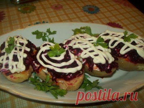 Селедка под &quot;шубой &quot; в картофельных лодочках