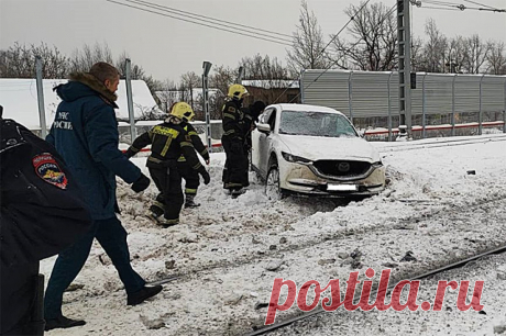 Осталась жива. В Подмосковье автомобиль попал под поезд. На одном из железнодорожных переездов легковой автомобиль попал под поезд. К счастью, обошлось без пострадавших.