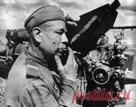 Советский артиллерист-гвардеец отдыхает у своей 122-мм гаубицы М-30 после боя с немецкими танками под Каунасом. 3-й Белорусский фронт. Авторское название работы - "После жестокого боя". / История цивилизаций!