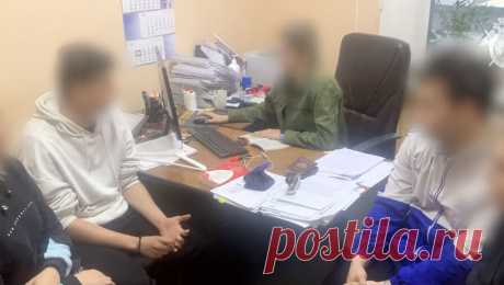 Россиянин с двумя подростками поджог релейный шкаф по указанию неизвестного из мессенджера. Жителей Воронежской области подозревают в покушении на диверсию на железной дороге. Об этом сообщает Западное МСУТ СК России в официальном Telegram-канале. По версии правоохранителей, 19-летний молодой человек и двое несовершеннолетних ...