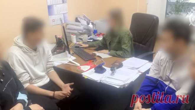 Россиянин с двумя подростками поджог релейный шкаф по указанию неизвестного из мессенджера. Жителей Воронежской области подозревают в покушении на диверсию на железной дороге. Об этом сообщает Западное МСУТ СК России в официальном Telegram-канале. По версии правоохранителей, 19-летний молодой человек и двое несовершеннолетних ...