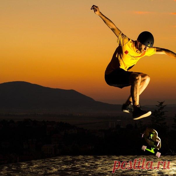 Тот, кто победил себя Собой, тот себе друг, а у того, кто не победил себя, 