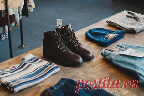 Мать отказала себе в одежде из-за пристрастия 10-летнего сына к роскоши. Жительница Англии потратила тысячи фунтов стерлингов на роскошный стиль и развлечения своего 10-летнего ребенка. Ее сын привык наряжаться исключительно в одежду люксовых брендов и отказывается ходить в школу в вещах из масс-маркета. В гардеробе мальчика есть пальто Tommy Hilfiger и нижнее белье Calvin Klein.