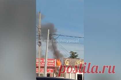 Мощный пожар в жилом доме в Сочи попал на видео. В Адлерском районе Сочи днем 22 января начался сильный пожар в двухэтажном жилом доме. Огонь охватил крышу здания на площади около 300 квадратных метров. Пожар произошел в Адлерском районе в переулке Хурмовый. На борьбу с огнем были направлены 16 человек от МЧС и 4 единицы техники. Есть угроза распространения пожара.