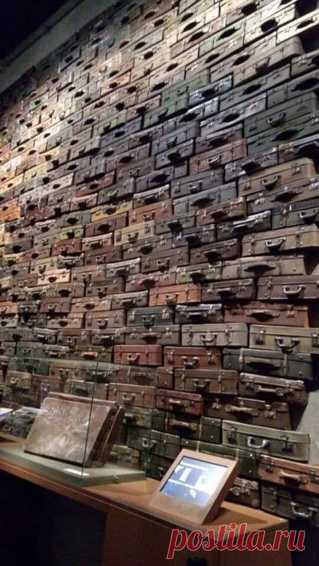 Чемоданы людей отправленных в концлагеря Биркенау -Освенцима.
Польша, Гданьск 
Музей второй мировой войны.