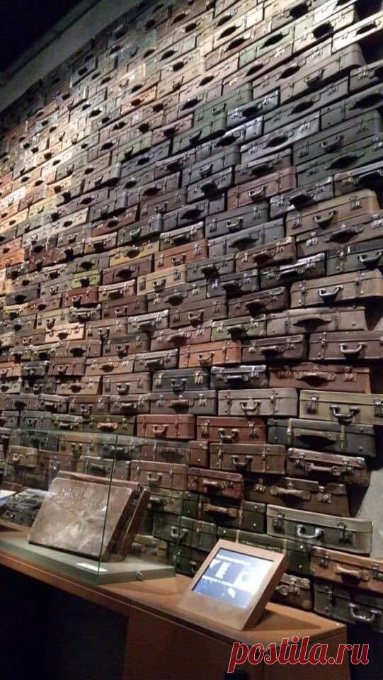 Чемоданы людей отправленных в концлагеря Биркенау -Освенцима.
Польша, Гданьск 
Музей второй мировой войны.