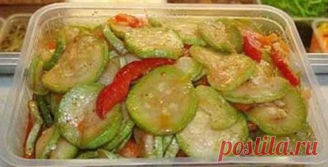 Очень вкусная закуска из кабачков по-корейски отлично подойдет к праздничному столу! А также ее можно заготовить впрок. 4 Ингредиенты для приготовления закуски из кабачков: молодые крепкие кабачки – 2,5 кг.; лук репчатый – 0,5 кг.; морковь – 0,5 кг.; сладкий перец – 5 штучек среднего размера; чеснок – 200 г.; зелень разная (укроп, кинза, сельдерей, петрушка) – сколько хотите; маринад: растительное масло – 1 стакан; сахарный песок – 1 стакан; уксус 9%-ный — 150 мл.; соль – ...