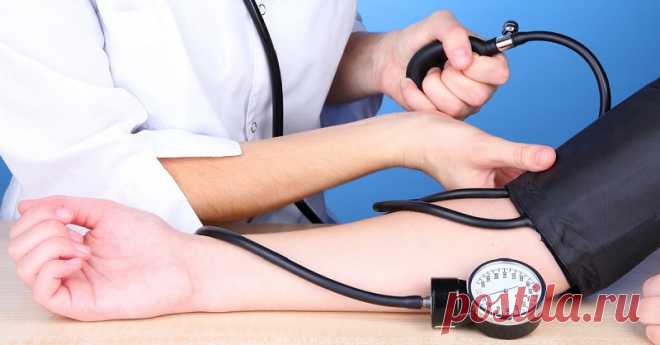 А вы тоже неправильно измеряете давление? Оказывается, так поступают 90% людей и результат получается искаженным Скачки давления – очень неприятный симптом заболеваний сердечно-сосудистой системы, который может «достать» вас даже в юношеские годы.
Как правило, он сопровождается головокружением, слабостью, сонлив…
