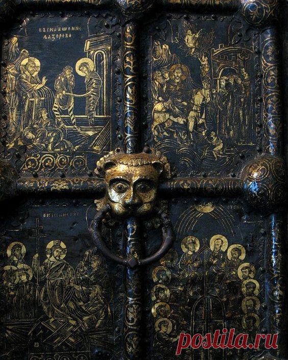 "Златые врата" Богородице Рождественского собора в Суздале.
Начало XIII века. Медь, Чеканка, Золочение. Суздальский музей заповедник.