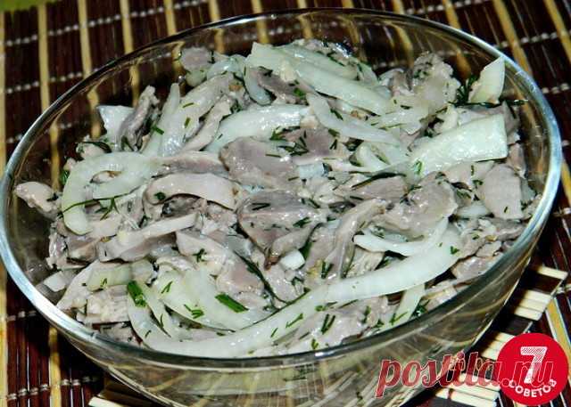 Маринованные куриные желудочки.
Бюджетная, но вкусная закуска.
Продукты:
700-800 гр.куриных желудков
2 луковицы
5 зубчиков чеснока
зелень укропа
50 гр.растит.масла
50 гр.9%-го уксуса
2 стол.ложки соевого соуса
1/2 чайн.ложки соли
1/2 чайн.ложки сахара
молотый чёрн.перец
Промытые желудочки отварить в подсоленной воде ~1,5 часа.Остудить и нарезать крупной соломкой.Затем нарезать п/кольцами лук.Сложить в небольшую мисочку и залить уксусом на полчаса,периодически помешивая.
На...