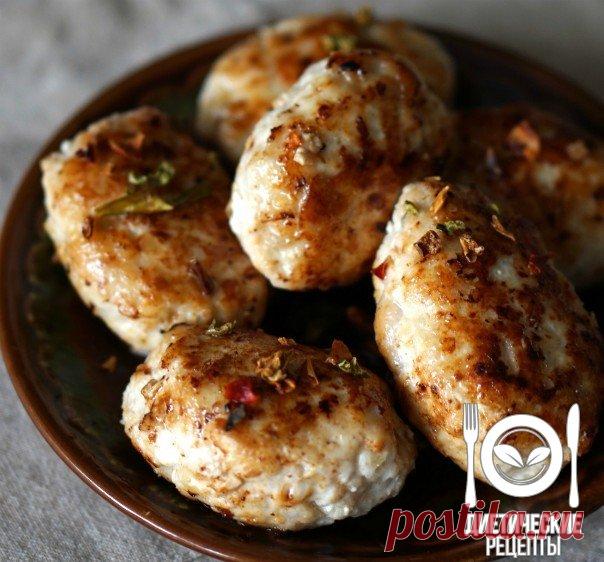 Диетические котлеты, которые можно есть перед сном! 
на 100грамм - 43.4 ккалБ/Ж/У - 3.31/1.4/4.3 

Ингредиенты: 
Фарш из курицы 200 г 
1 крупная морковь 
1 маленький кабачок 
1 белок 
1 лук 
Специи по вкусу 
За рецепт спасибо группе Диетические рецепты 

Приготовление: 
Натереть морковь, кабачок и лук на крупной терке, перемешать с фаршем, яйцом и специями. 
Слепить мокрыми руками котлетки и запечь в духовке при 180° до золотистого цвета (минут 20-40 в зависимости от разме...