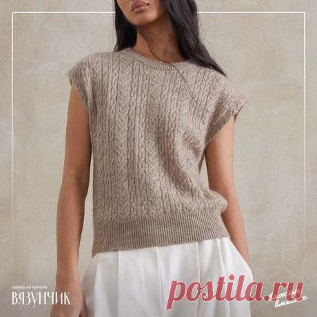 Узор для моделей от Брунелло Кучинелли
#жакеты_спицами #топы_спицами #узоры_спицами

Состав пряжи оригинала: 42% мохер, 38% полиамид, 12% шерсть, 8% металлизированное волокно.

Как вязать узор?

Тут справится даже новичок, но есть одно любопытное место, которое заставит вас удивиться.

Я говорю о 12-13 и 14-1 рядах, в которых мы перекрещиваем 3 петли с одной. В первом случае мы в процессе перекрещивания делаем из изнаночной петли лицевую, а во втором — наоборот.

Раппорты ...