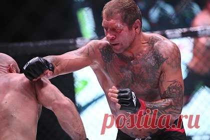 Александр Емельяненко оценил поражение от блогера. Российский боец смешанного стиля (MMA) Александр Емельяненко оценил поражение от блогера Святослава Коваленко на турнире Бойцовского клуба РЕН ТВ. Спортсмен заявил, что чувствует себя замечательно. По его мнению, он должен был выиграть поединок, так как у него было больше попаданий.