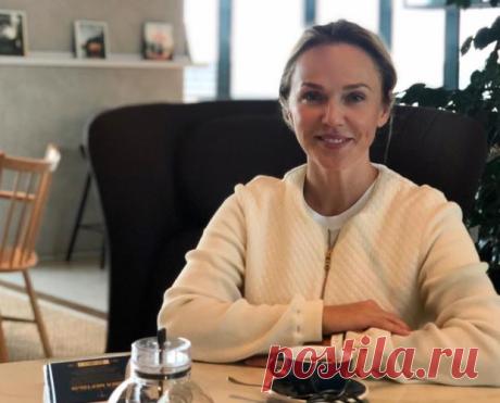 Экс-солистка группы Виа Гра Алина Джанабаева борется со стрессом в боксерских перчатках