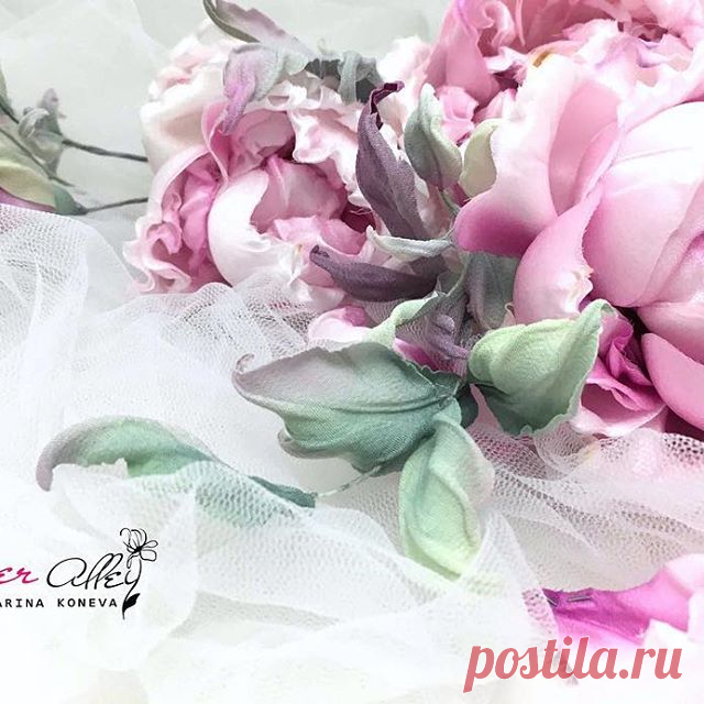 Не удержалась и конечно нащёлкала фото 😉💖 #творческийпроцесс подходит к самой любимой моей стадии... рождение нового цветочного #украшения 💫💫💫🌸🌿😍 #ателье #marinakoneva #mywork #art #2017 #design #рабочиймомент #artis #flower #ручнаяработа #назаказ #russia #тренд #floweralley #авторскиецветы #цветыручнойработы #roses #silkflowers #accessorieshandmade #расцветайте #hairstyle #любимаяработа #millinery #couture #details